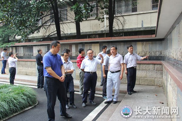 胥永杰一行兴致勃勃地参观了三峡地层长廊,听取了学校发展情况介绍.