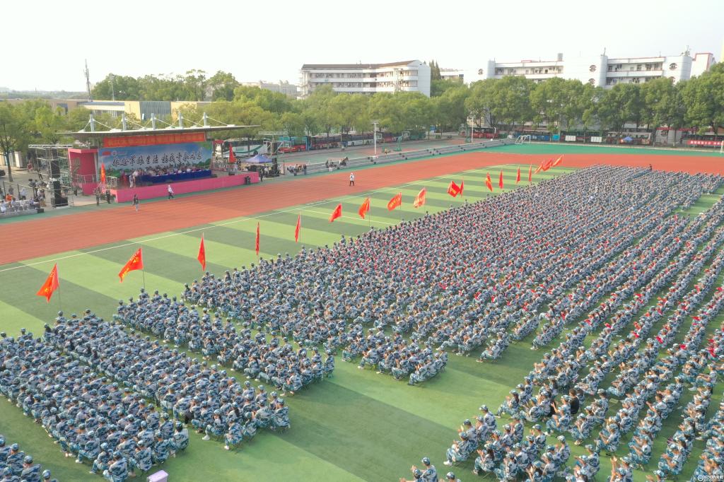 我校举行2021年军训汇报表演
