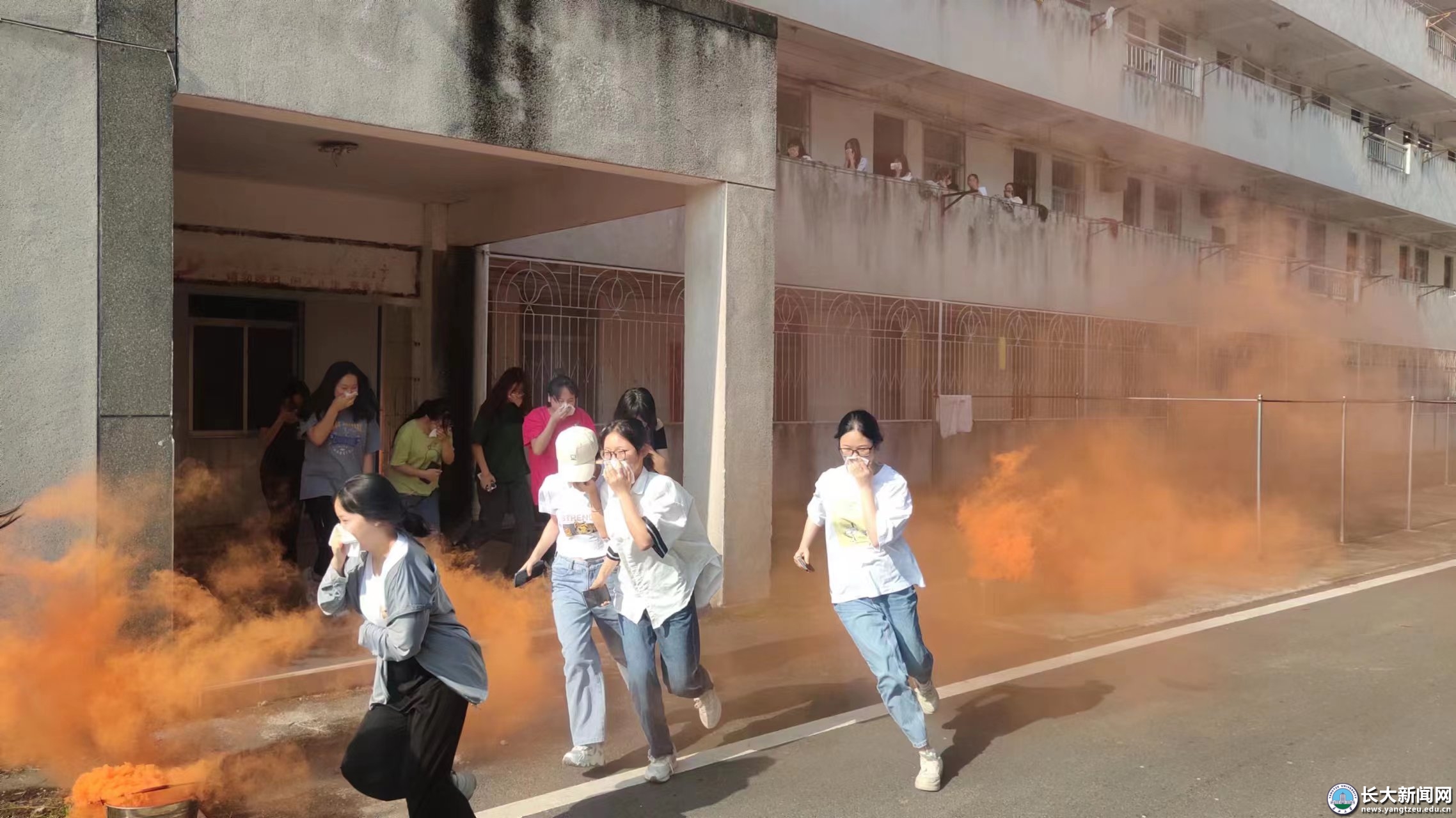 宿舍起火怎样逃生？学校举行教科书式消防演习-长江大学新闻网
