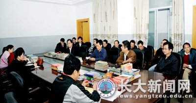 党委副书记朱业宏到地球化学系访谈教师