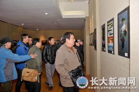 荆州市第二届摄影艺术展在我校举行