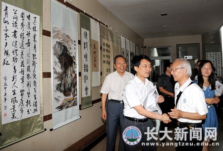 长江大学老年诗书画社十周年回顾展开展