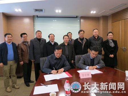我校与武汉市工科院签署产学研合作协议