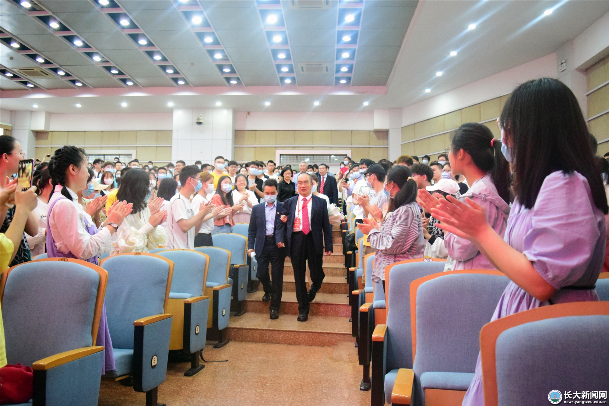 “人民英雄”张定宇莅临学校 娓娓道出一名医生的感悟-长江大学新闻网
