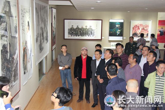 杨智来校参观长征胜利80周年艺术联展