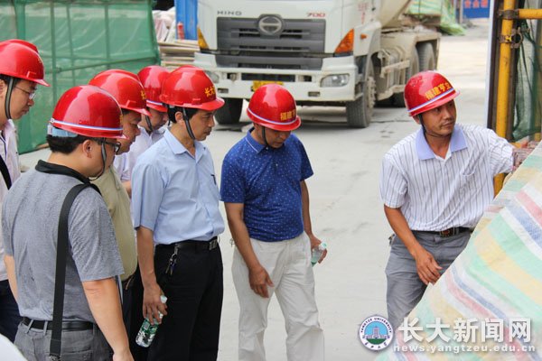 朱业宏实地查看在建学生宿舍